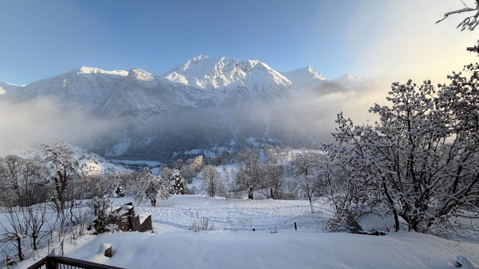 Vue panoramique sur le massif des Écrins depuis le chalet des Estaris à Orcières Merlette