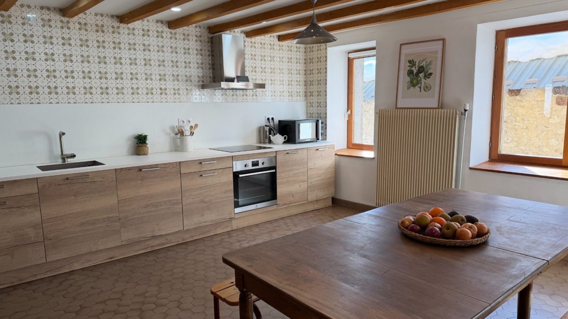 Cuisine entièrement équipée, grande table en bois massif, chalet Hautes-Alpes