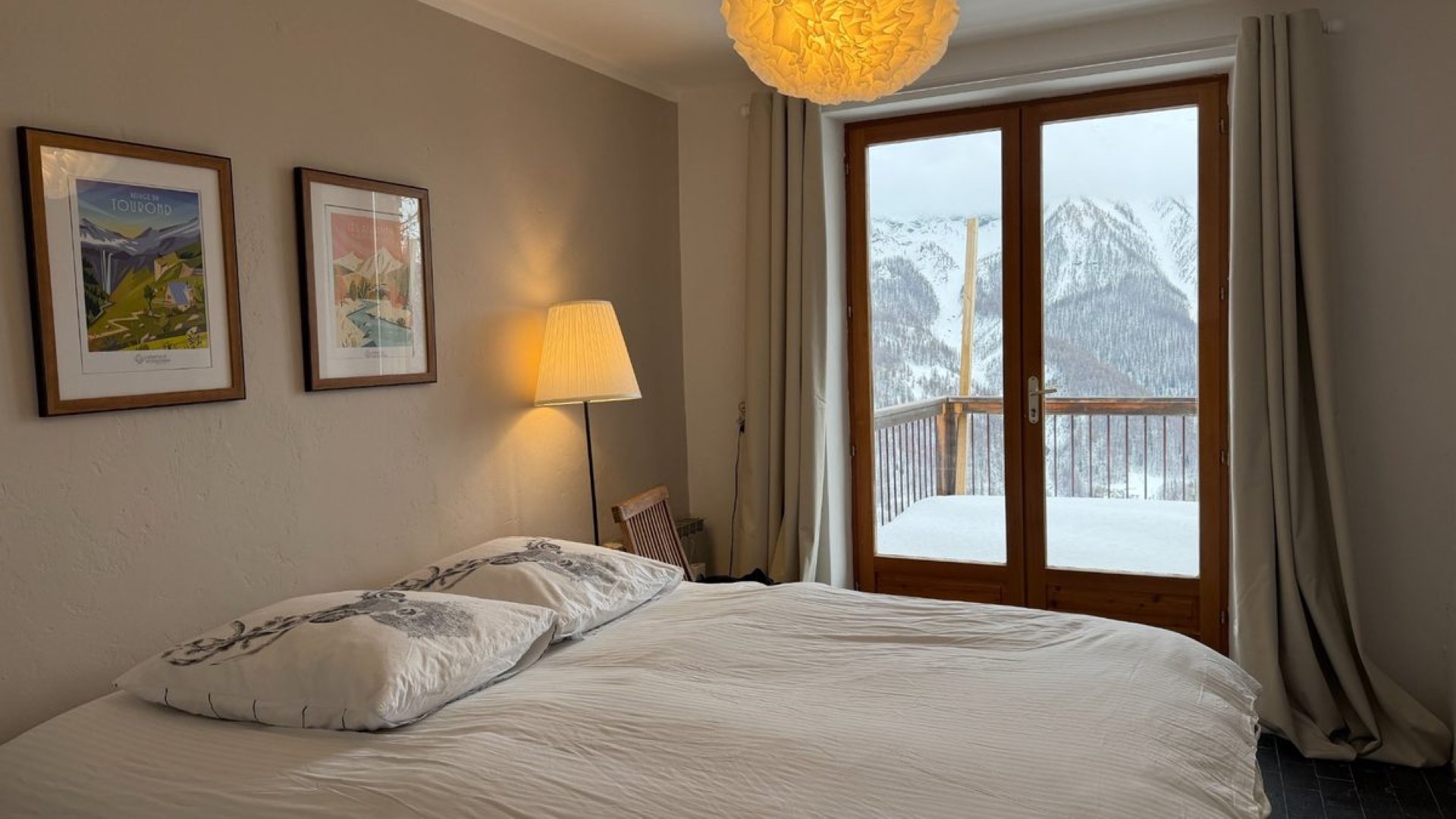 Chambre avec vue sur les sommets enneigés, chalet Les Estaris Orcières 1850