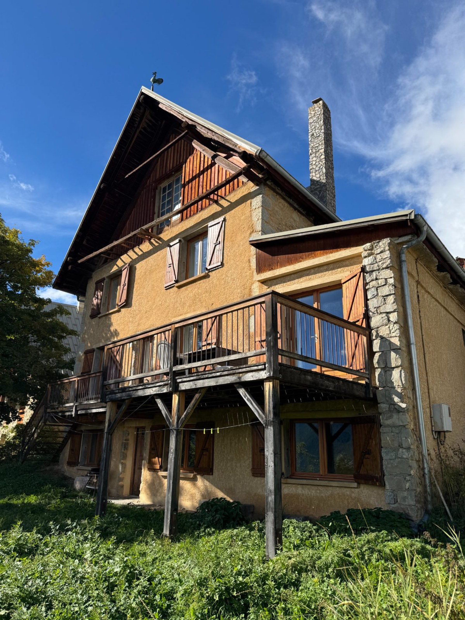 Façade du chalet des Écrins, pierre et bois traditionnels, Hautes-Alpes