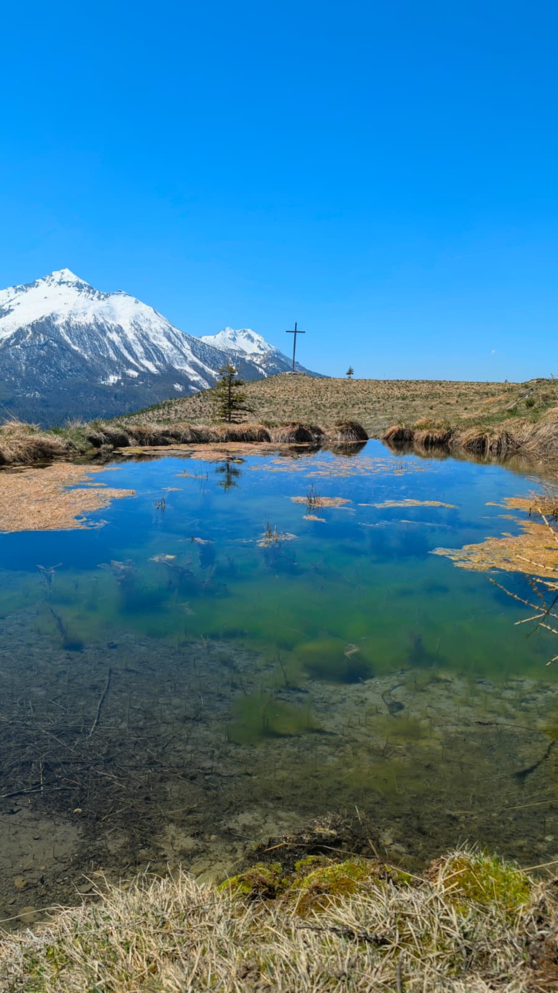 Lac alpin avec reflet du Grand Pinier, randonnée en Hautes-Alpes depuis le chalet