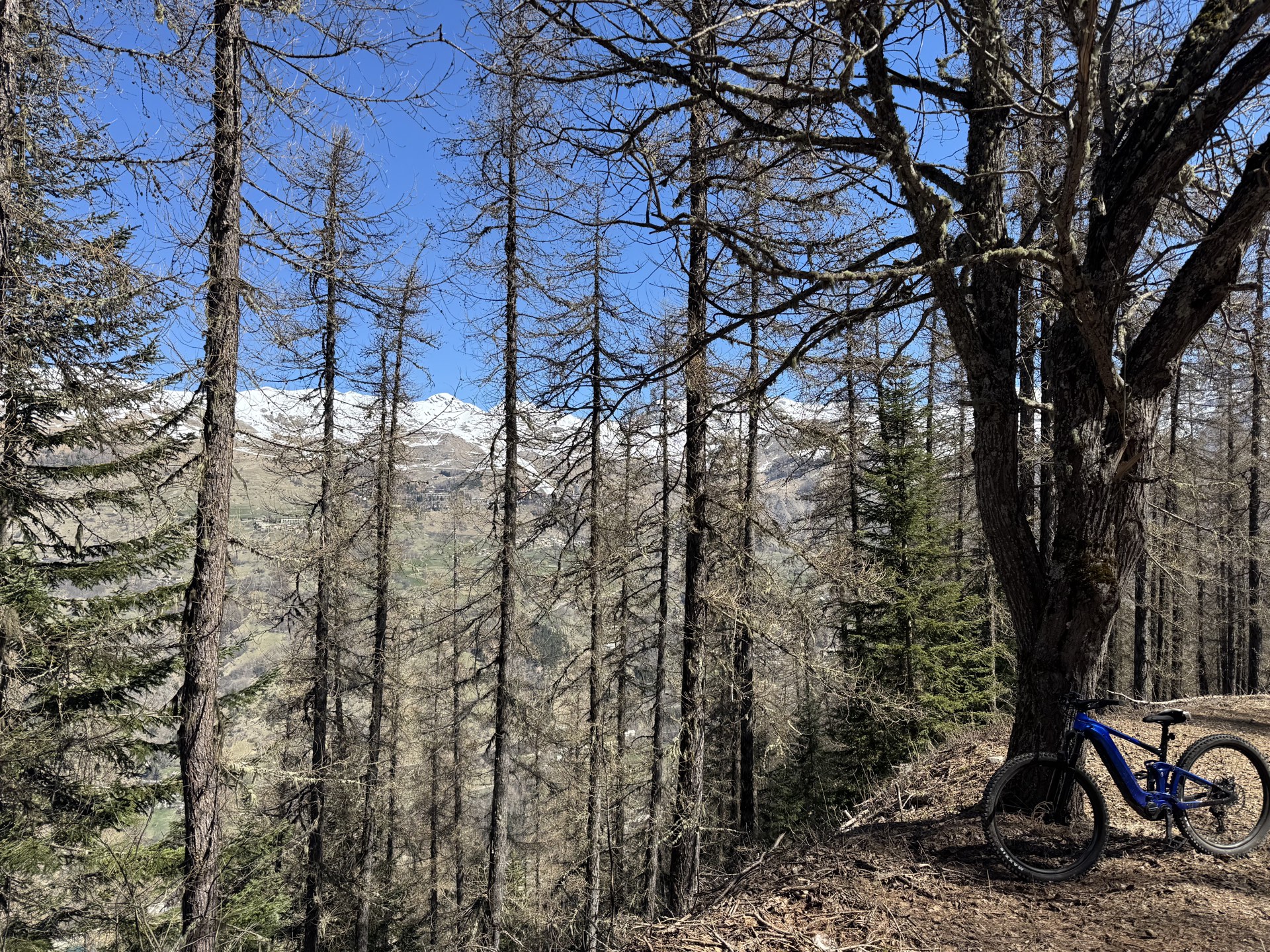 Torrent de printemps lors de la fonte des neiges, randonnée Orcières Hautes-Alpes