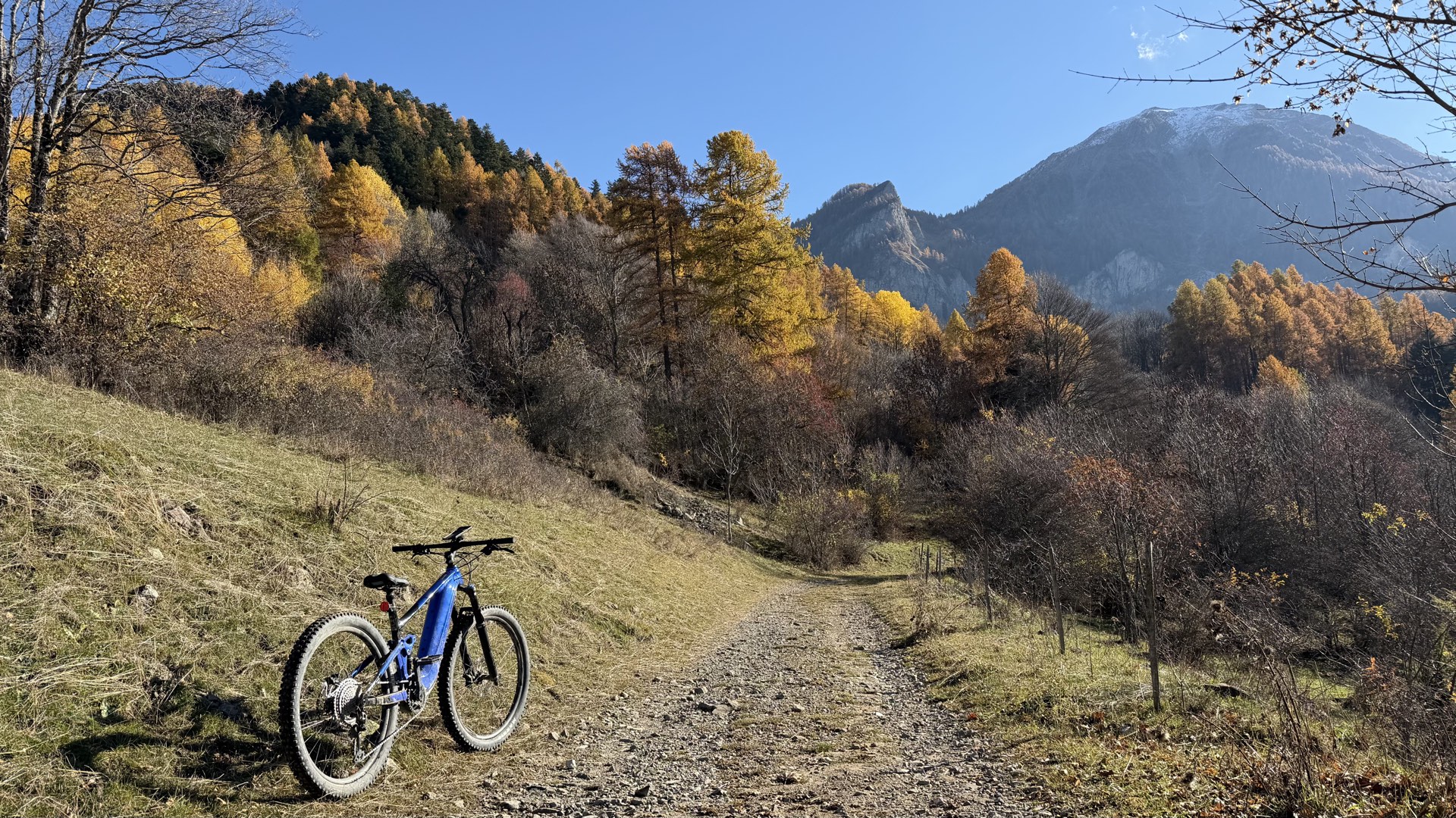 VTT sur sentiers automne avec mélèzes dorés, mountain bike Orcières Merlette 1850