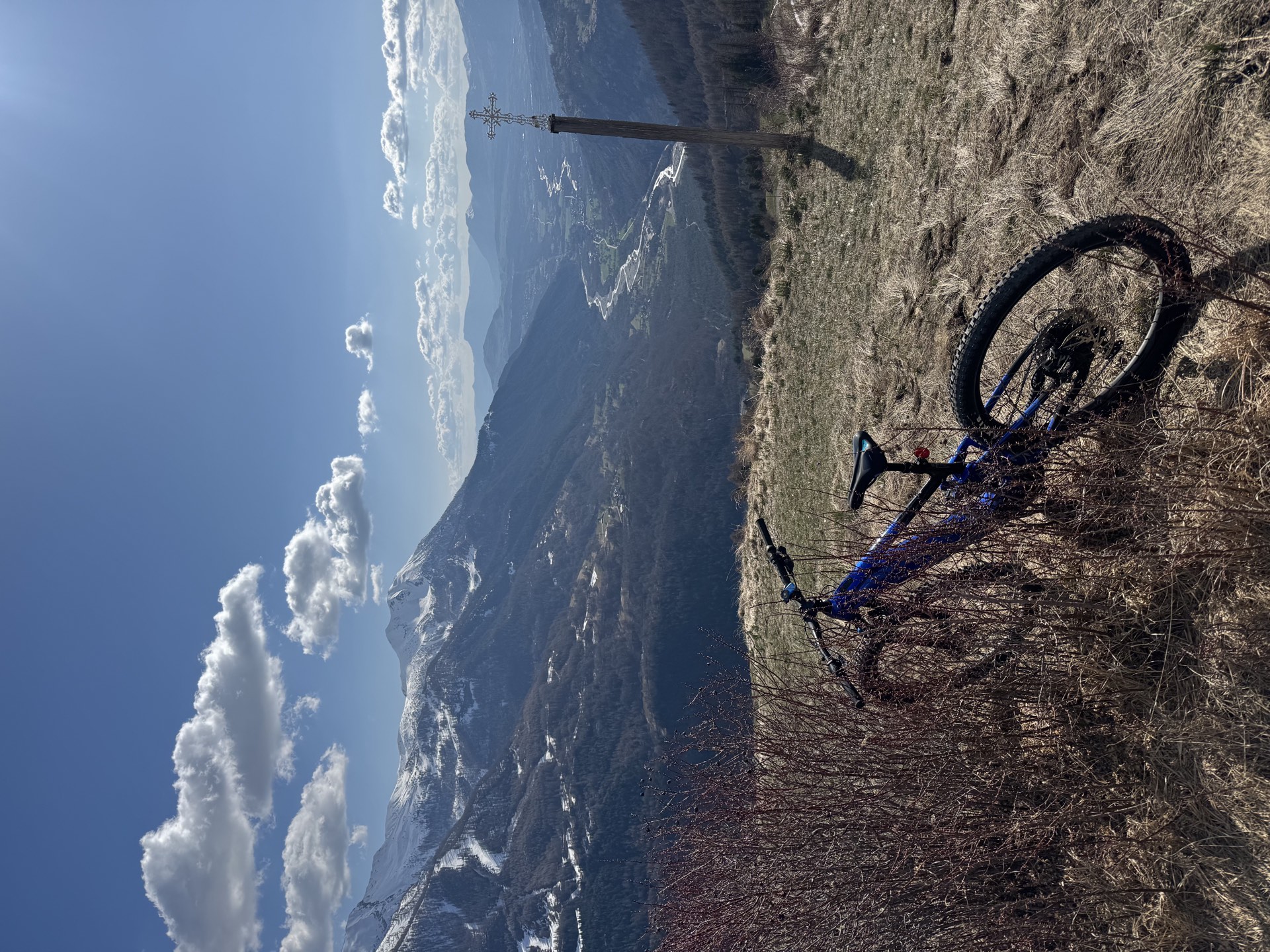 VTT au sommet avec vue sur la vallée de l'Avance, VTT Orcières Hautes-Alpes
