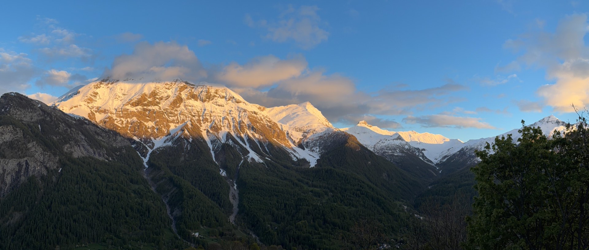 Alpenglow sur le massif des Écrins, panorama au coucher de soleil depuis le chalet