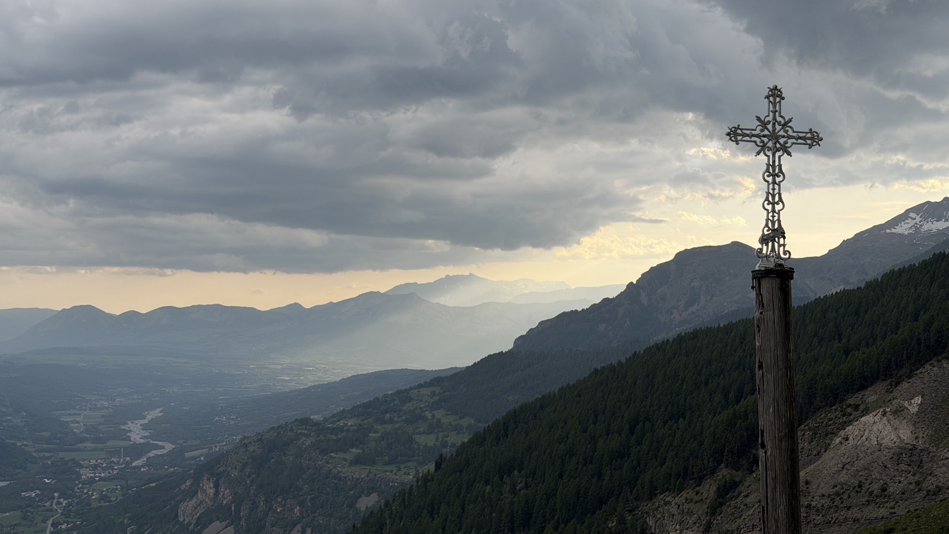 Croix de sommet avec vue sur la vallée du Champsaur, Hautes-Alpes