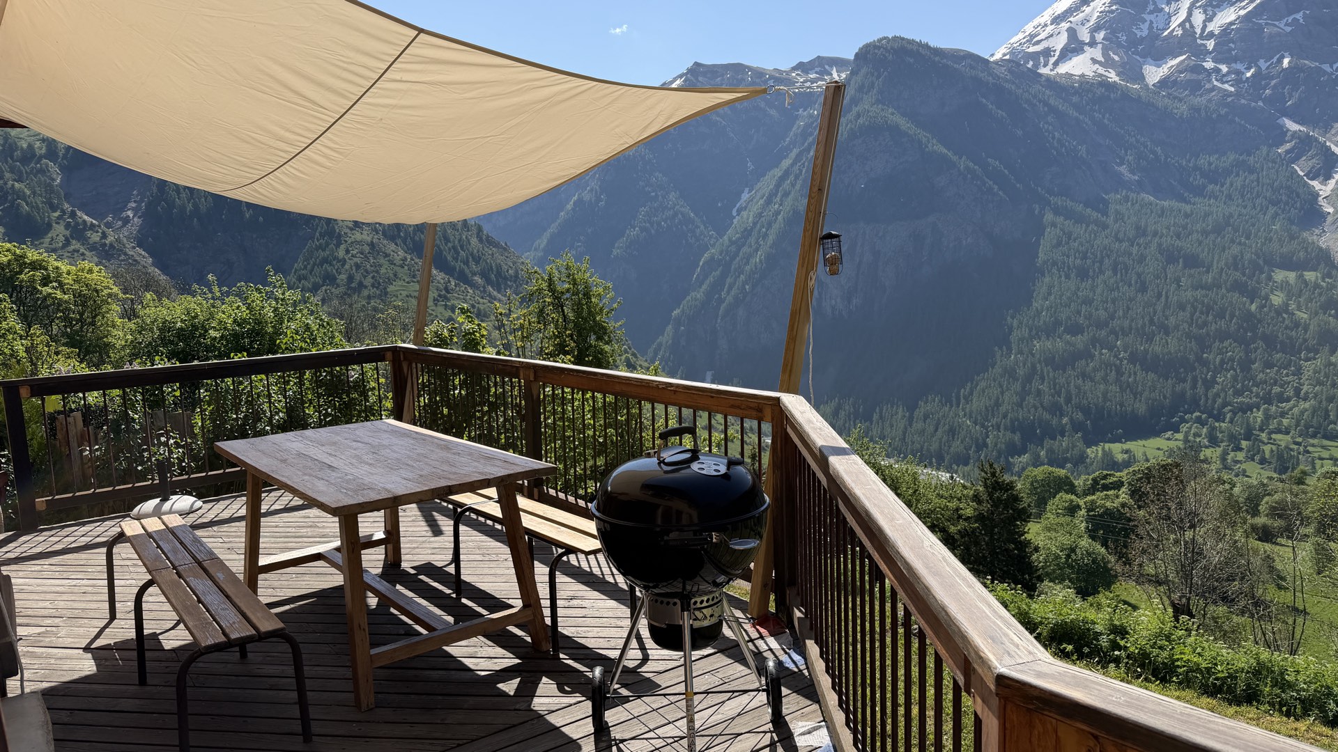 Terrasse d'été avec barbecue face aux gorges de l'Avance, chalet Orcières