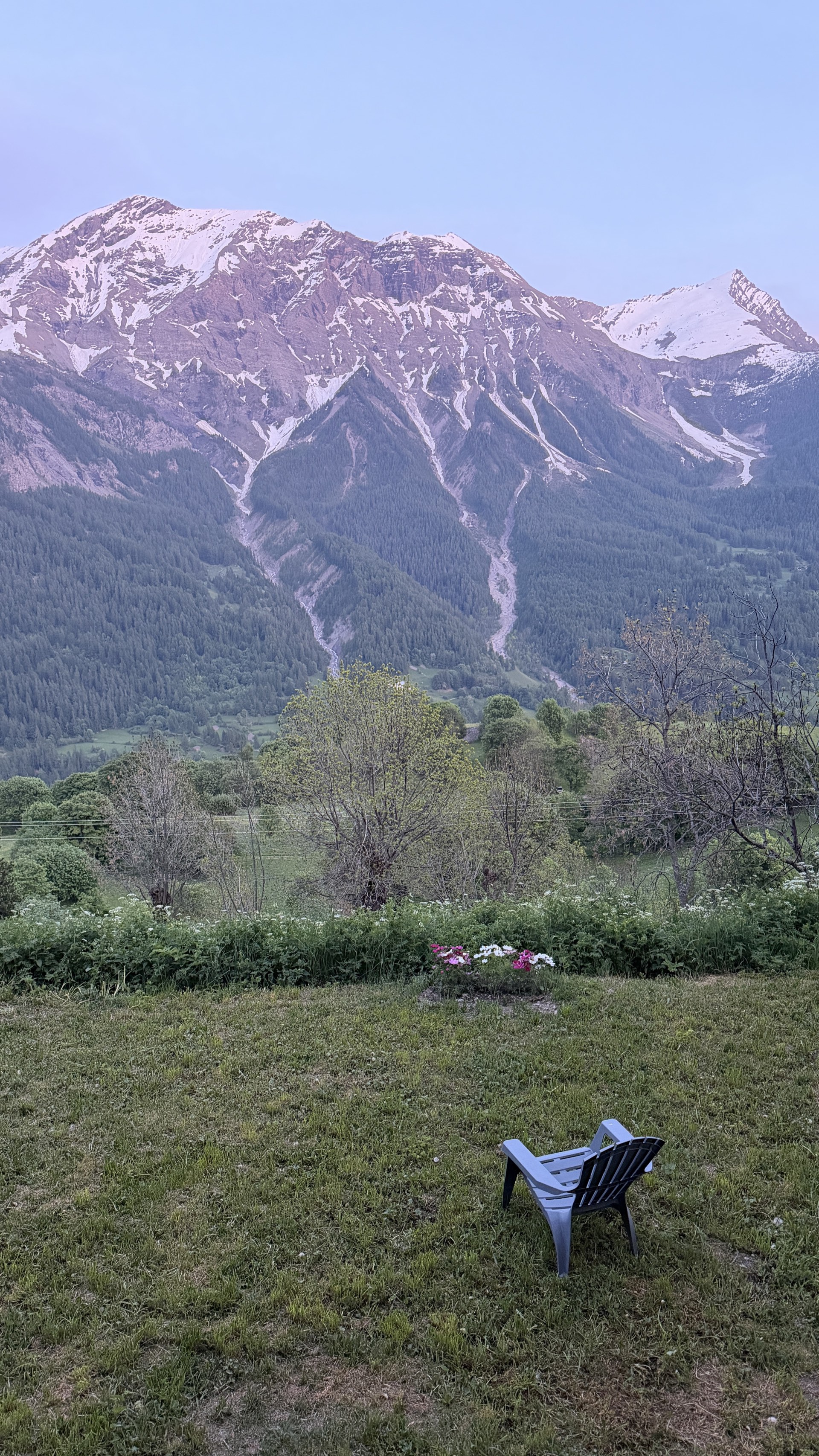 Jardin du chalet, fauteuil face au Grand Pinier au crépuscule, Orcières Merlette 1850