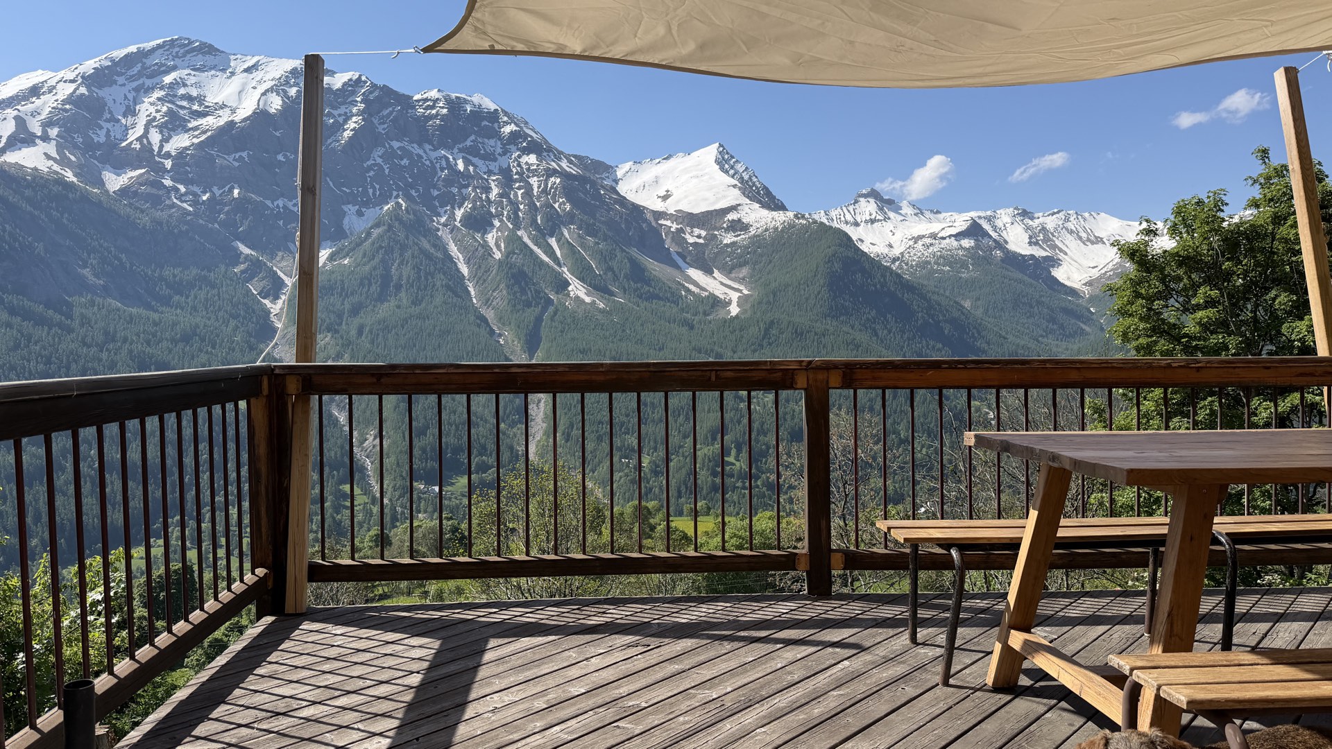 Terrasse avec store voile face au massif des Écrins, chalet Les Estaris Orcières