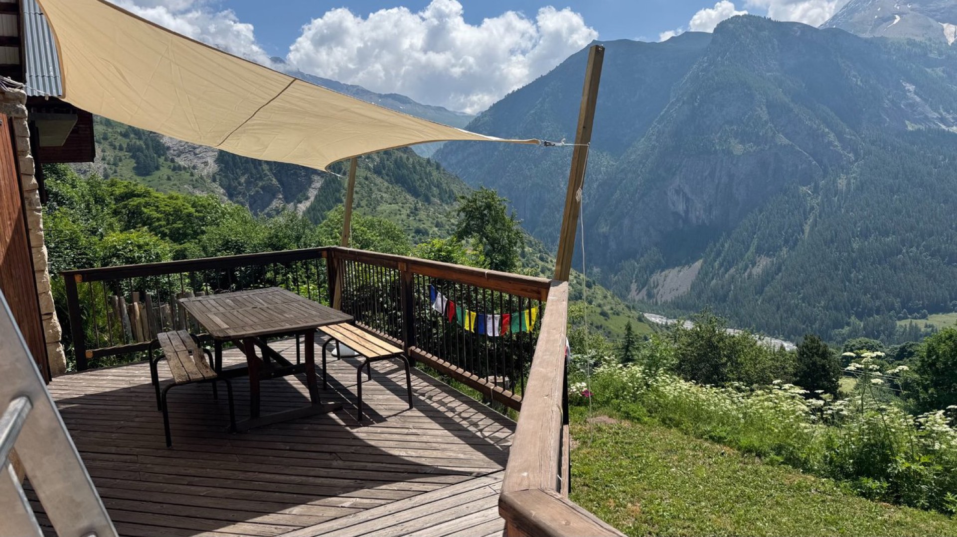 Terrasse repas avec vue sur la vallée d'Orcières, chalet de montagne Hautes-Alpes