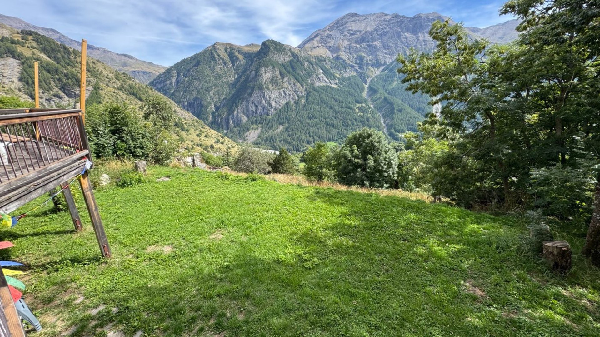 Jardin du chalet avec hamac et fauteuils face aux gorges de l'Avance, Orcières