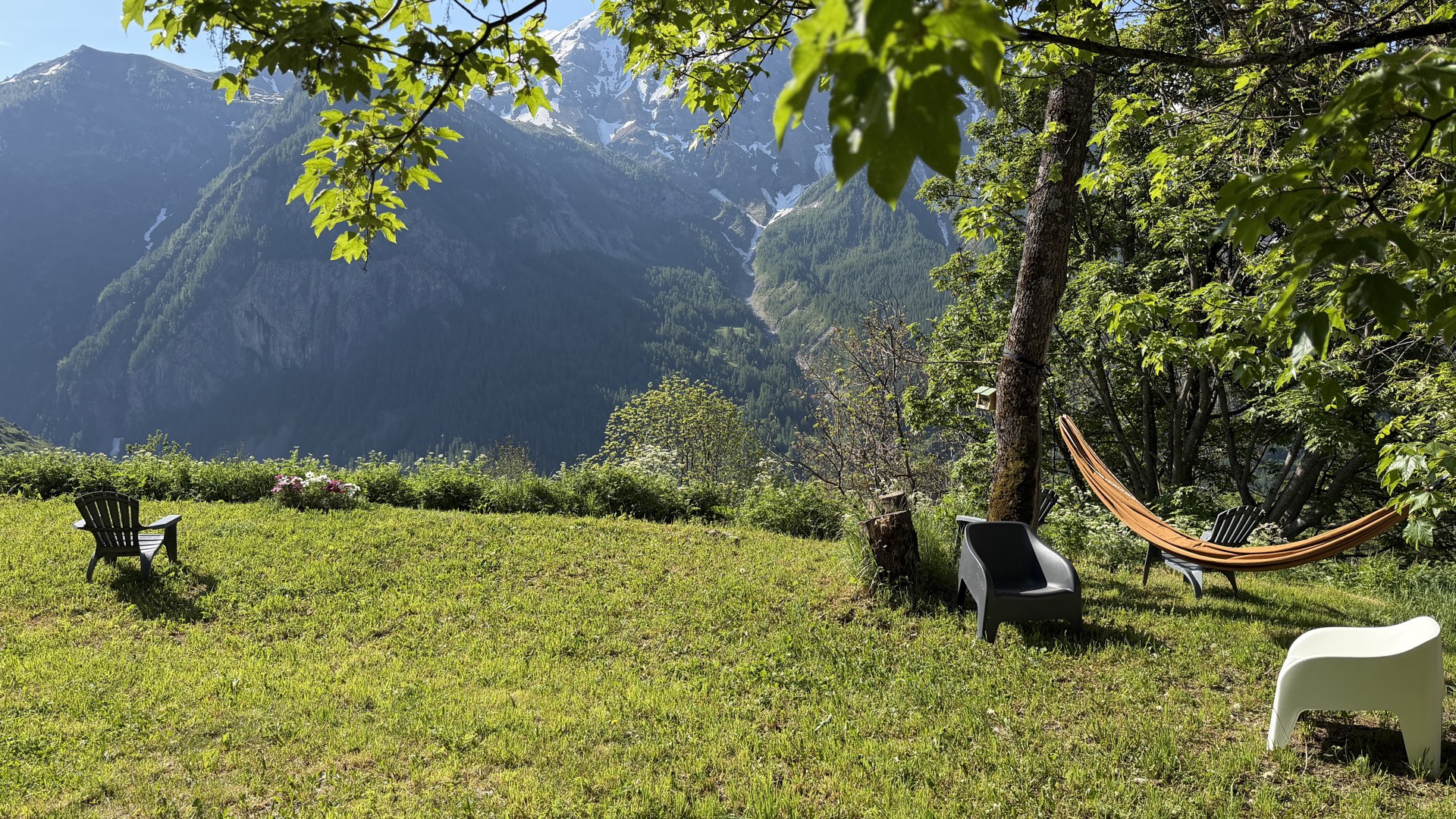 Le chalet Les Estaris avec jardin et terrasse en été, Orcières Merlette Hautes-Alpes