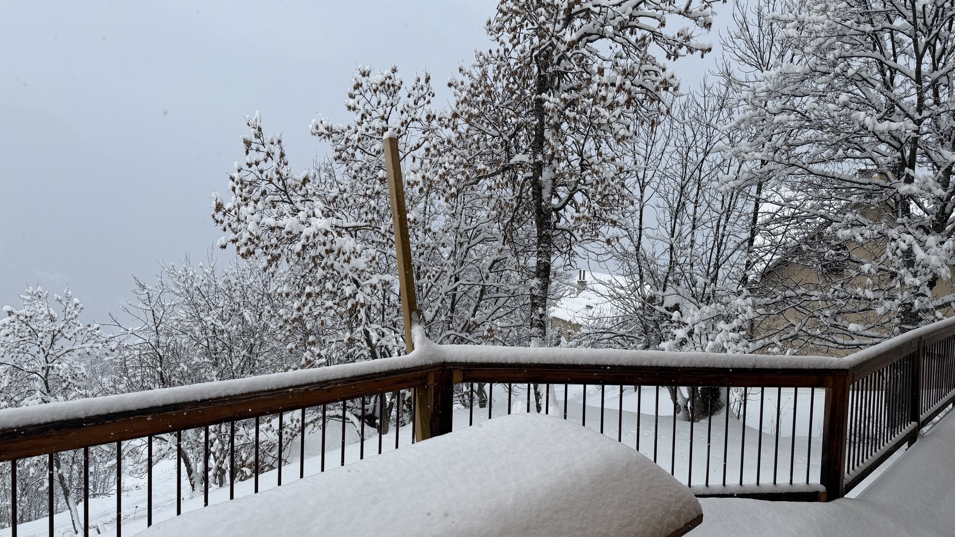Terrasse du chalet avec 60 cm de poudreuse en hiver, ski Orcières Merlette