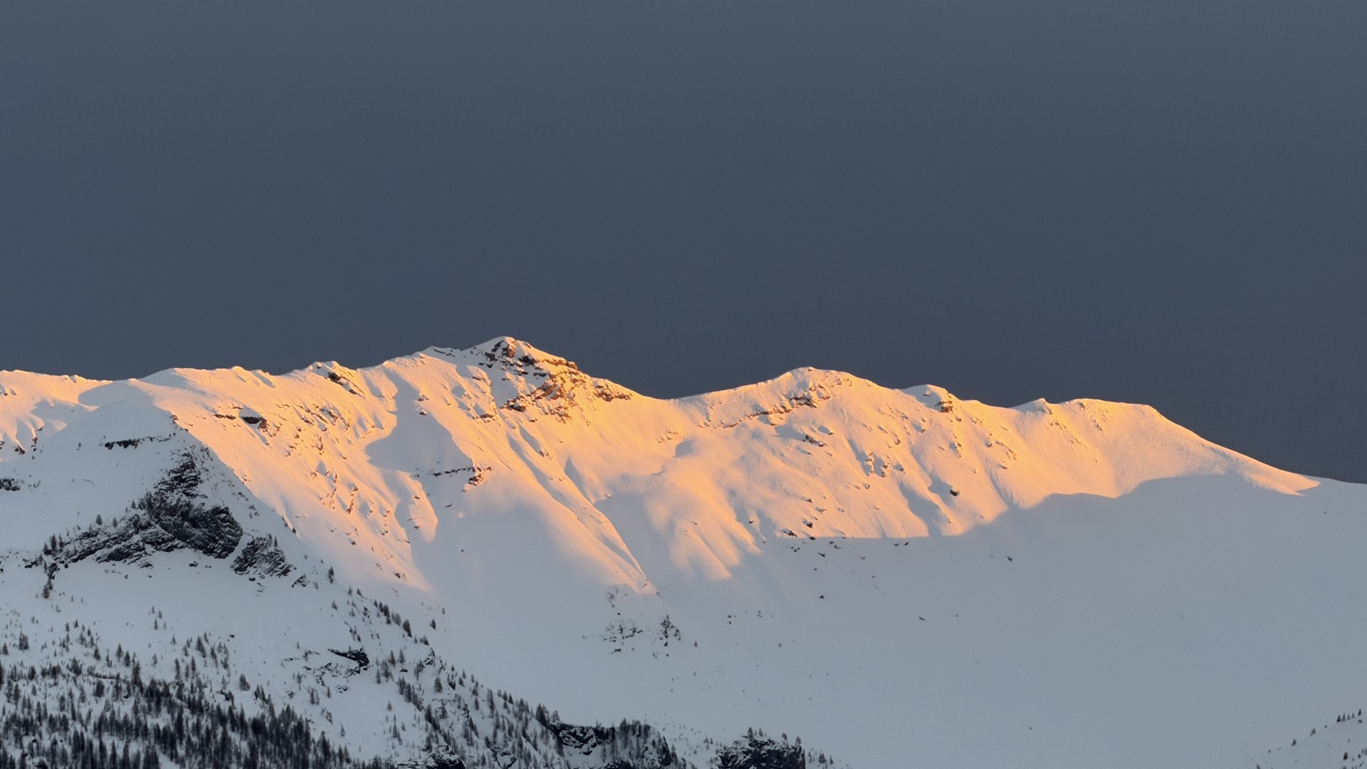 Crêtes dorées au coucher de soleil sur le massif des Écrins, chalet Les Estaris