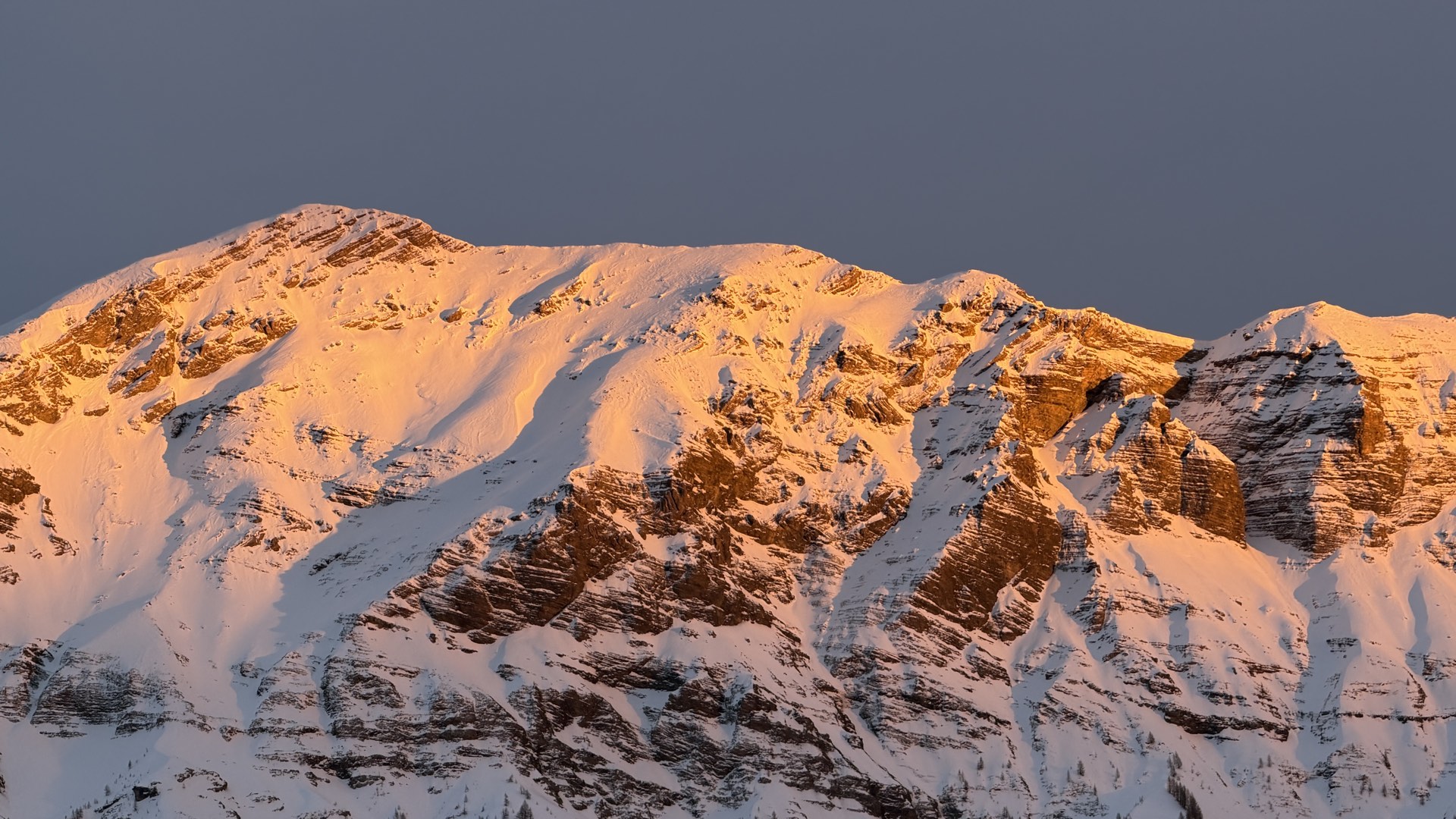 Alpenglow falaises en feu au couchant, massif des Écrins depuis Orcières Merlette