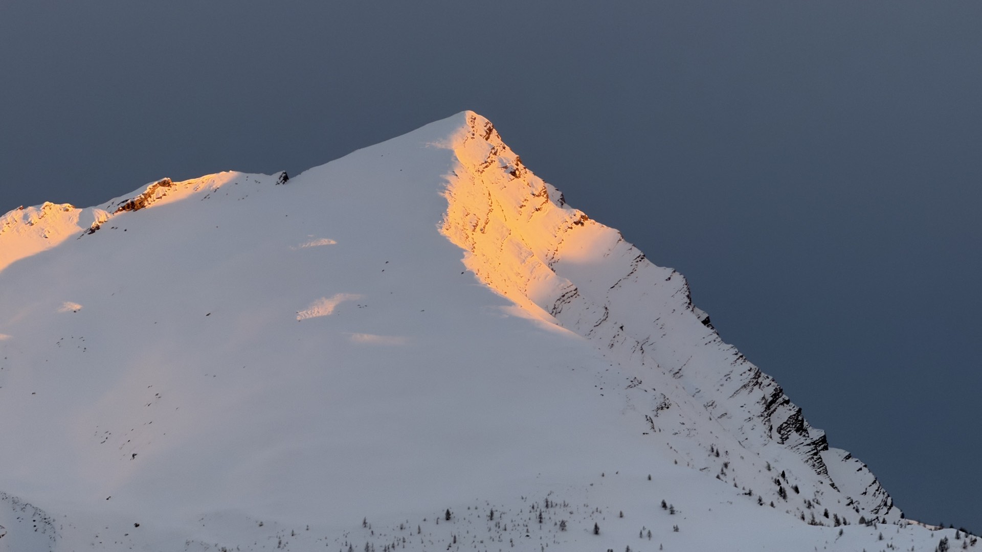Sommet pyramidal avec dernières lueurs du soir, paysage hivernal Hautes-Alpes