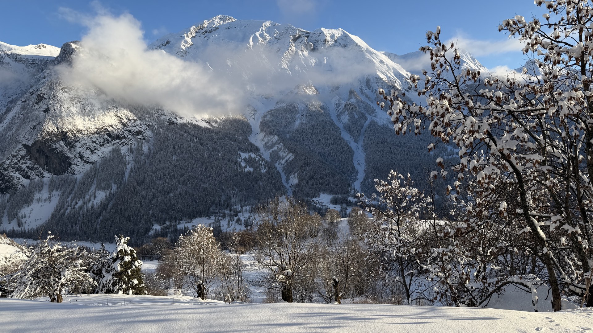 Vallée d'Orcières au soleil après la neige, paysage hivernal Hautes-Alpes
