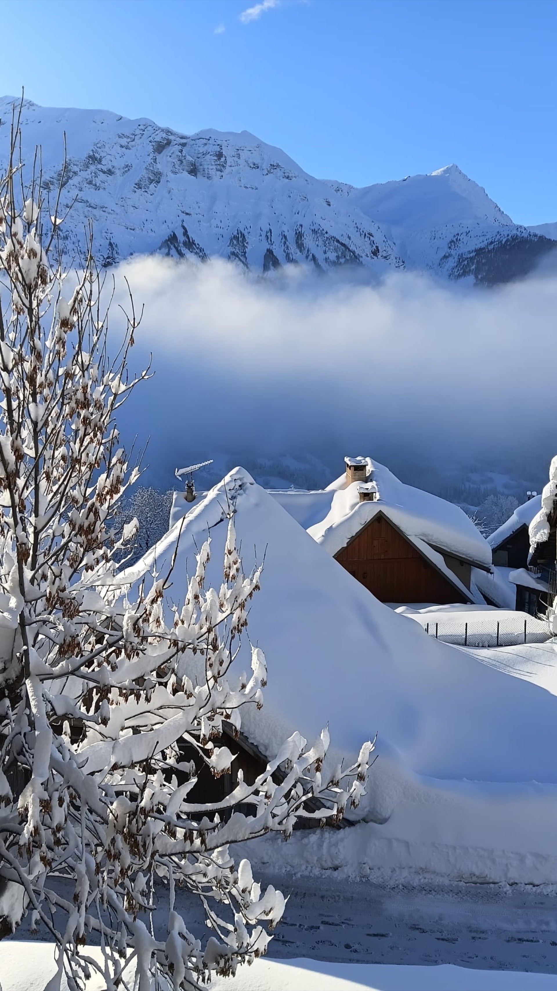 Le village d'Orcières sous la neige avec mer de nuages en vallée, hiver Hautes-Alpes