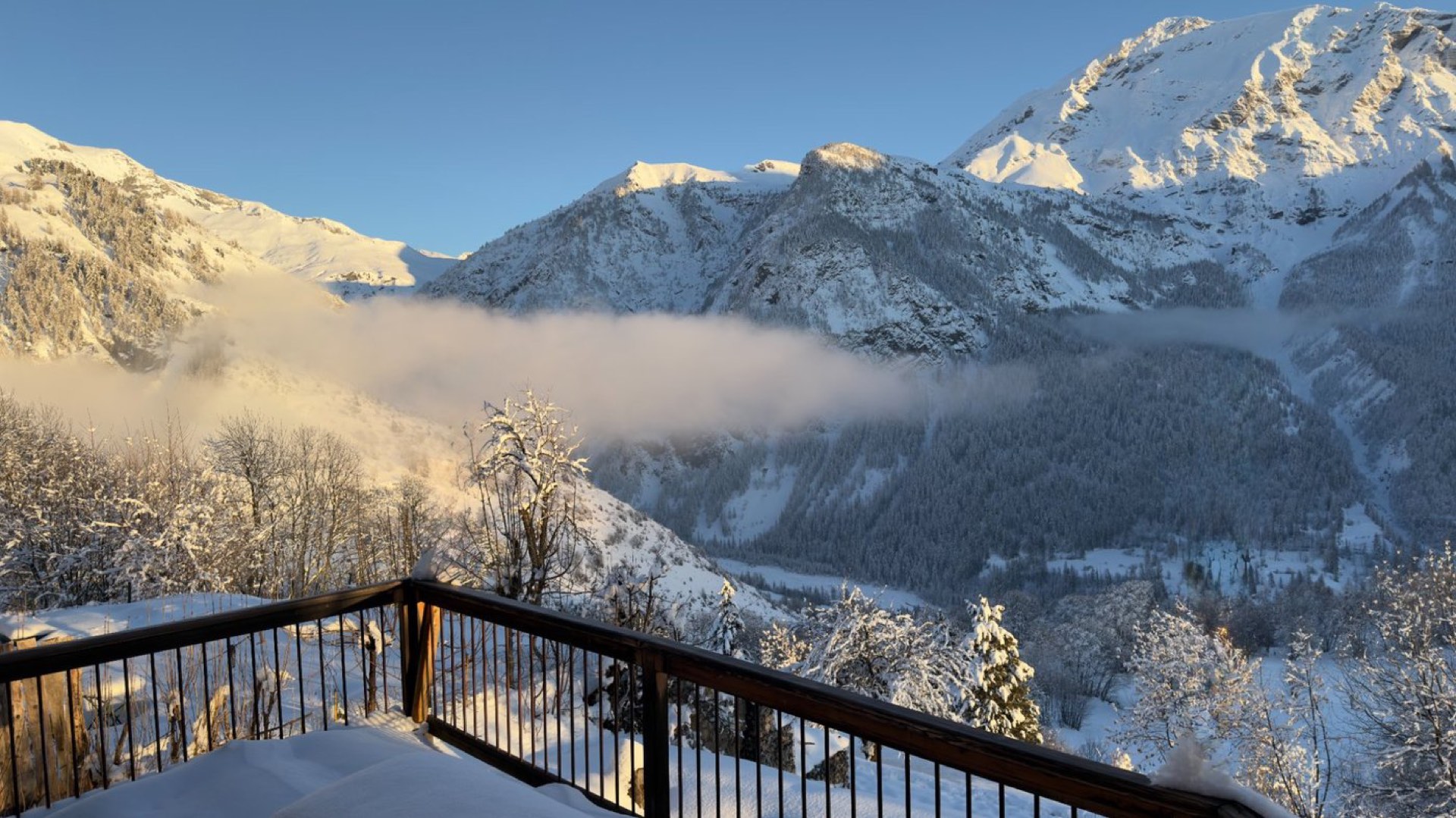 Lever de soleil depuis la terrasse du chalet avec mer de brume, Orcières 1850 m