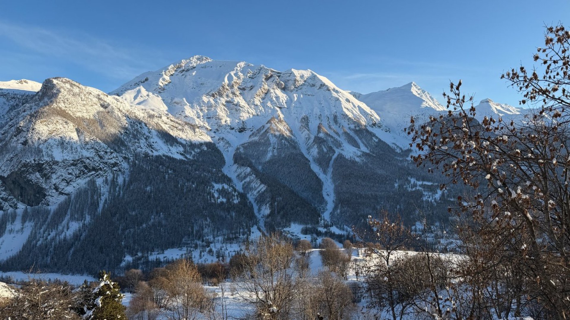 Le Grand Pinier sous ciel bleu hivernal, sommet emblématique d'Orcières Merlette