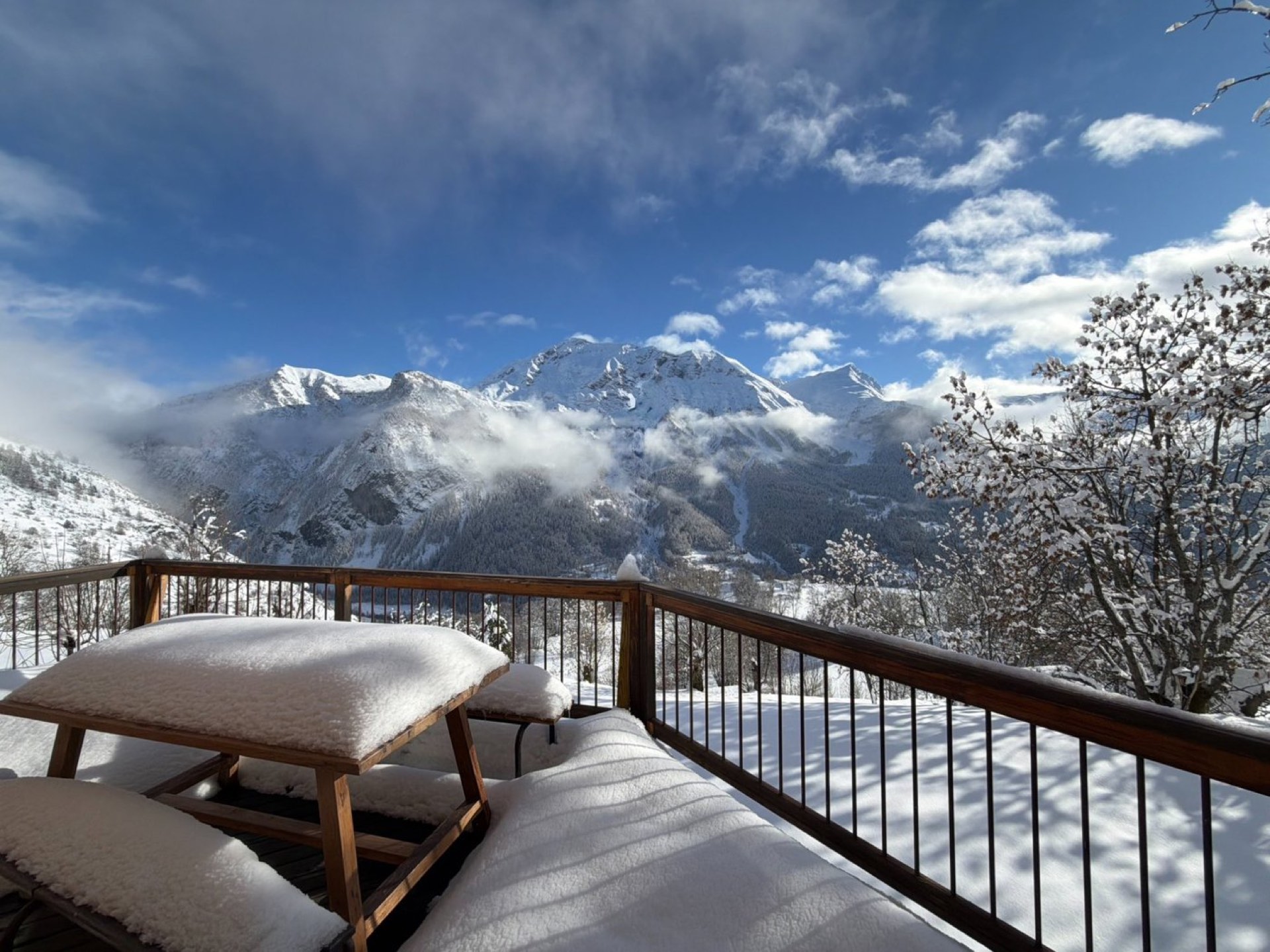 Bains de soleil face aux sommets enneigés des Écrins, chalet Orcières hiver