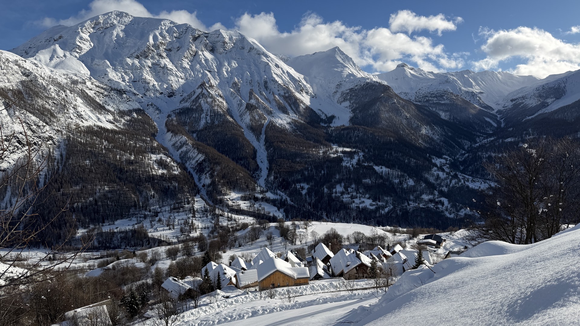 Hameau des Estaris sous la neige avec panorama sur le massif des Écrins, Orcières Merlette Hautes-Alpes