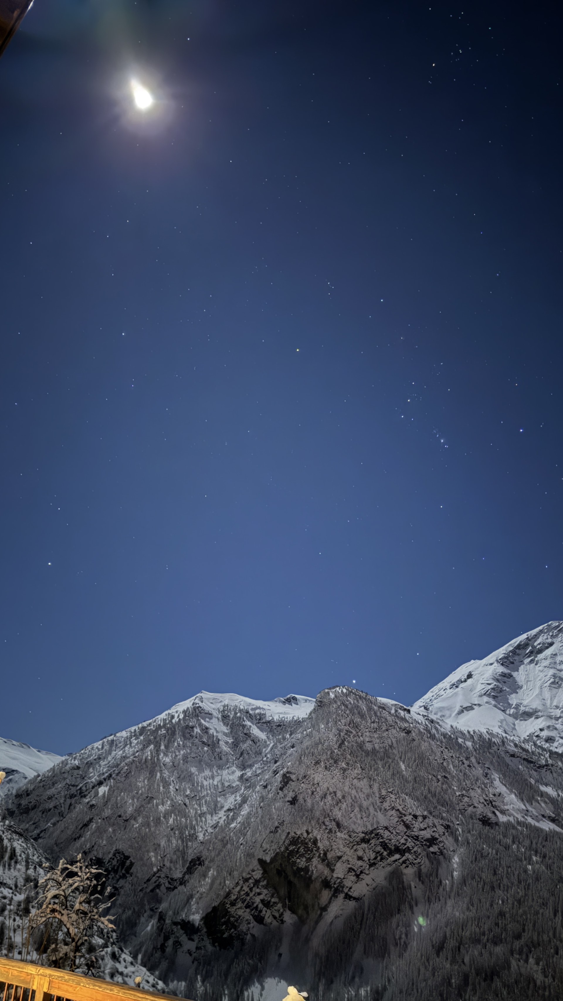 Ciel étoilé avec lune sur les sommets enneigés des Écrins, nuit d'hiver Orcières Merlette