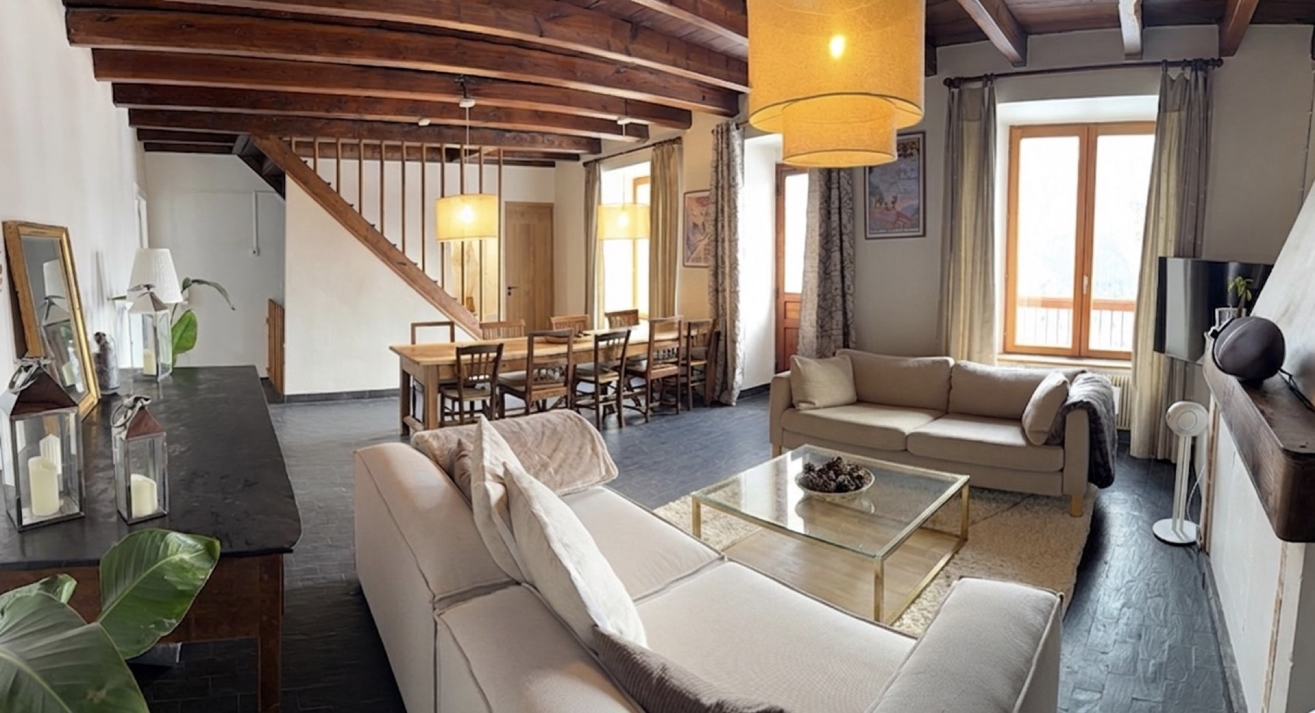 Séjour et salle à manger du chalet des Écrins, poutres centenaires apparentes, Orcières Merlette