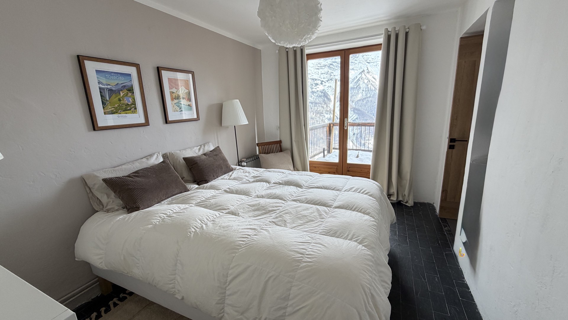 Chambre 1 du chalet avec vue sur la montagne enneigée, Orcières 1850