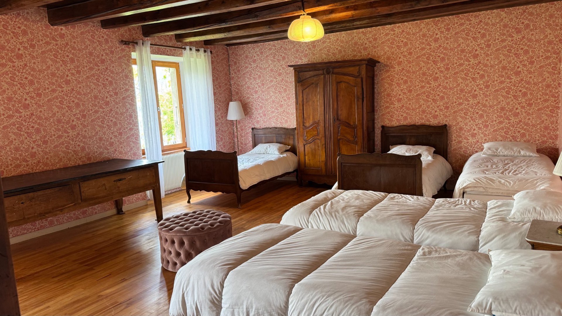Chambre familiale 6 lits et armoire ancienne, location chalet Hautes-Alpes
