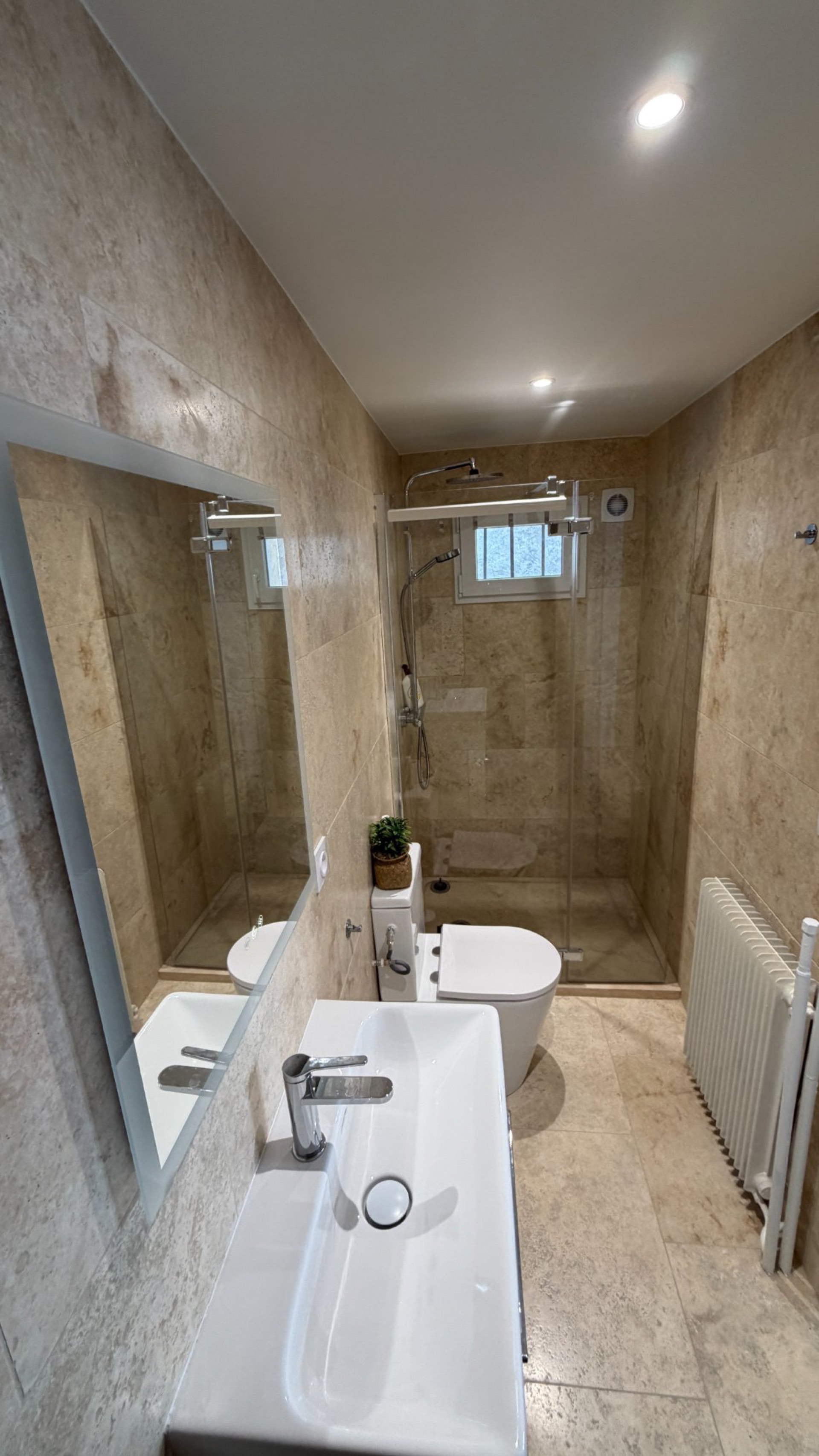Salle de bain 1 avec douche italienne en travertin, chalet des Écrins Orcières