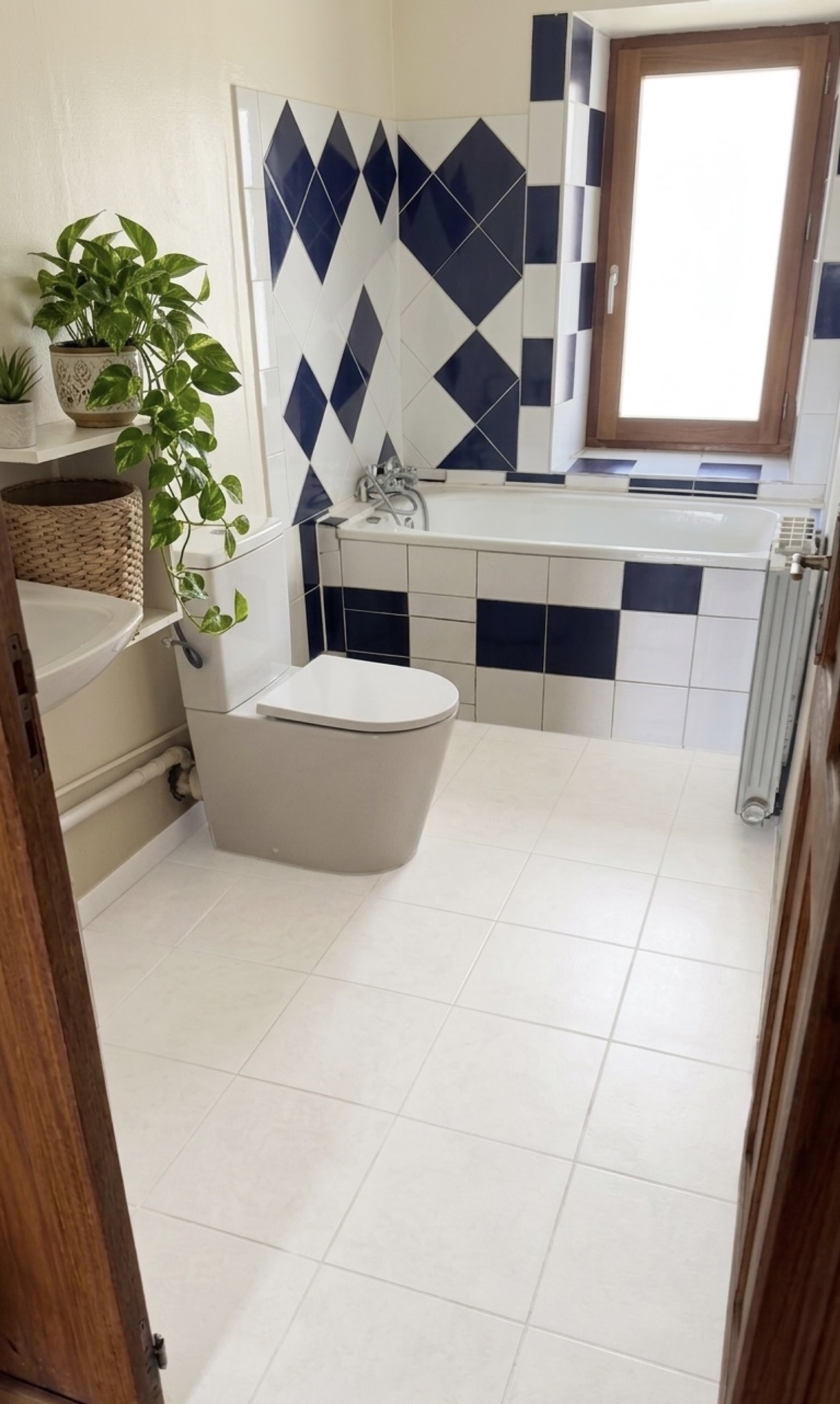 Salle de bain 2 avec baignoire et carrelage bleu marine, chalet Orcières 1850