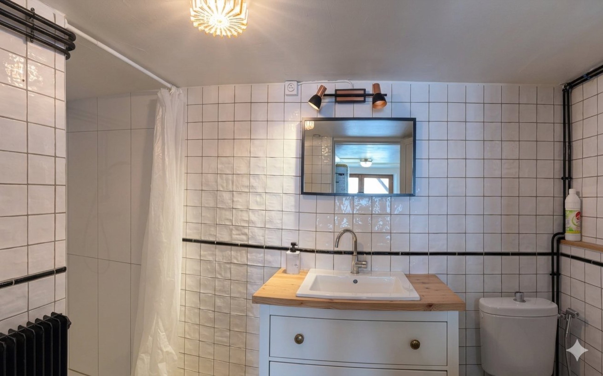 Salle de bain 3 carrelage blanc et noir avec douche, chalet Les Estaris Hautes-Alpes
