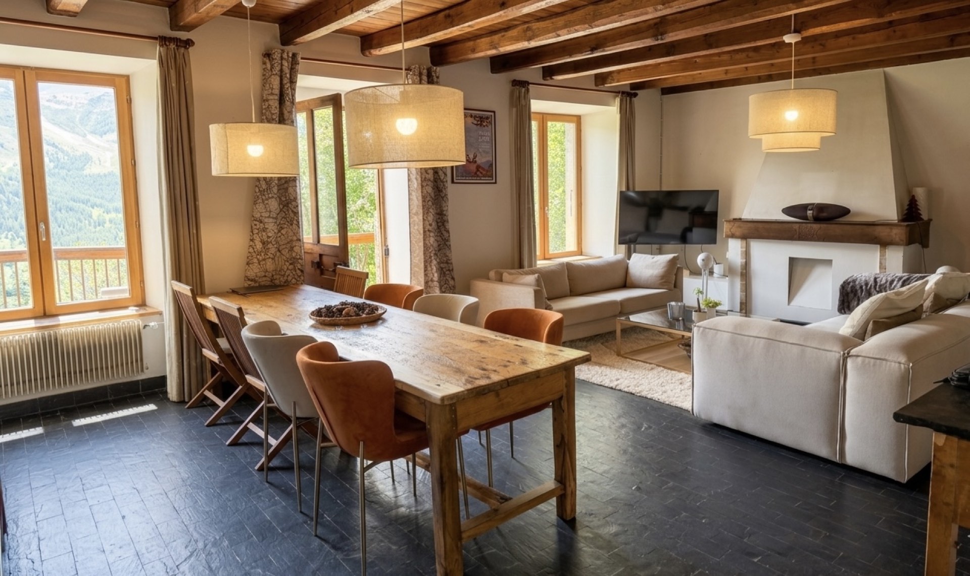 Grand séjour avec poutres centenaires, double canapé et vue panoramique sur la montagne, chalet des Écrins Orcières Merlette