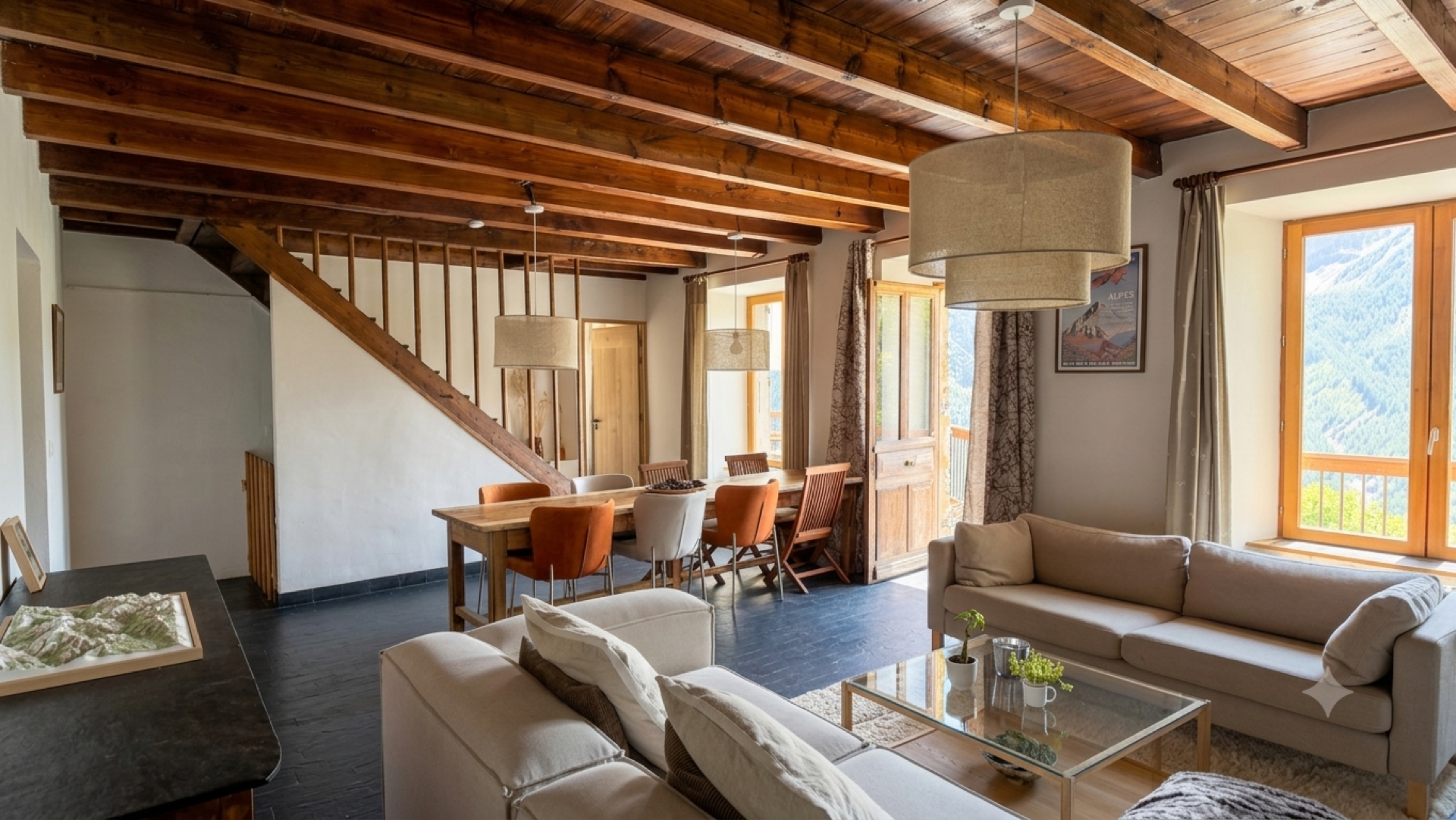 Salle à manger avec grande table en bois massif, cheminée et salon, chalet Les Estaris Orcières Merlette